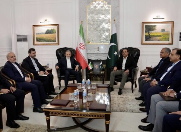 دیدار وزیر امورخارجه ایران با فرمانده ارتش پاکستان