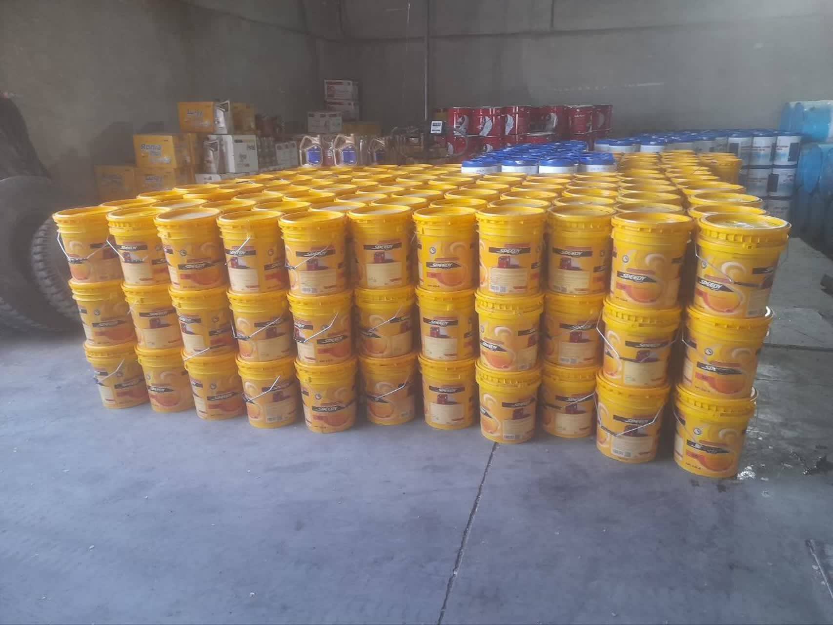 توزیع روغن موتور رایگان بین رانندگان فعال در «جنگ رمضان» به پاس قدردانی از جابجایی کالاهای اساسی